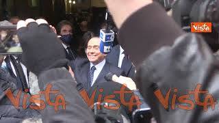 Berlusconi si toglie la mascherina per la photo opportunity