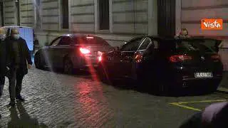 Giorgia Meloni lascia Montecitorio e regala biscotti ai giornalisti