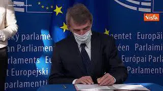 Via al Recovery fund, ecco la firma del Dispositivo per la ripresa e la resilienza. Le immagini