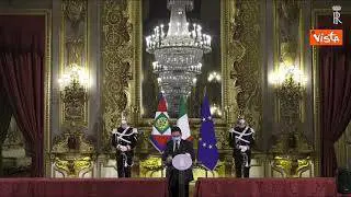 La sanificazione del microfono al Quirinale prima che parli Draghi