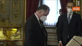 Il giuramento del Ministro Massimo Garavaglia che ringrazia con un inchino a mani giunte Mattarella