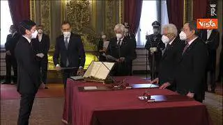 Il Ministro Roberto Speranza recita il giuramento a memoria