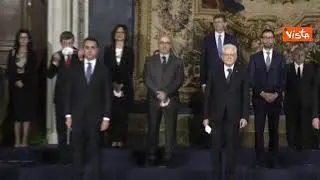 Orlando si era dimenticato di togliere mascherina per la foto di gruppo dopo il giuramento