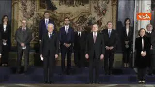 Governo, la foto di gruppo su tre file e senza mascherine dopo il giuramento