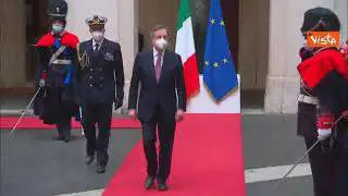 Governo, Draghi arriva a palazzo Chigi da presidente del Consiglio e riceve onori militari