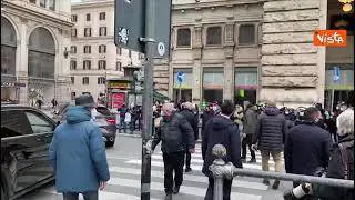 Gente in strada grida "Conte" mentre il presidente uscente lascia Chigi in auto