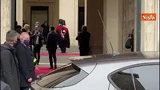 Conte lascia Palazzo Chigi tra gli applausi dei dipendenti