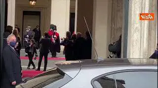 Conte riceve applausi dai dipendenti e risponde con un gesto della mano: "È per voi!"