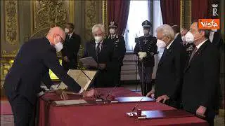 Niente strette di mano e penne cambiate ad ogi firma, il Covid modifica il giuramento dei Ministri