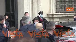 Conte lascia Palazzo Chigi salutando commosso i sostenitori