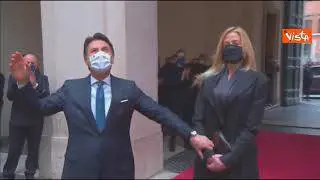 Conte lascia Chigi fra gli applausi dei dipendenti, mano nella mano con la compagna Olivia Paladino