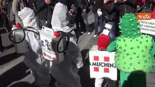 Carnevale a Napoli, spuntano i baby-Covid e baby-rider