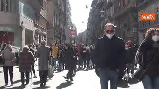 San Valentino e Carnevale a Napoli tanta gente in strada, le immagini
