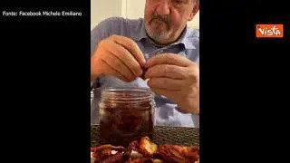 Michele Emiliano prepara i pomodori sott'olio secondo la tradizione pugliese