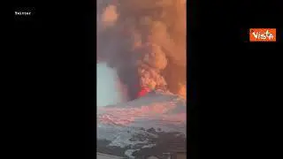 Etna in eruzione, i colori spettacolari della colonna fumo