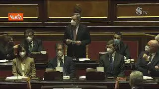 "Scusate, devo imparare", la battuta di Draghi mentre i ministri gli aggiustano i microfoni