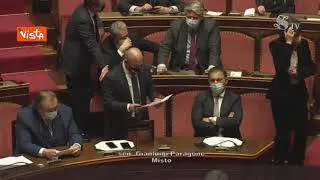 Paragone a Draghi: "Lei è un incappucciato della finanza"