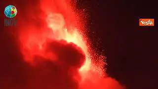 L'Etna erutta di nuovo, l'avanzamento di una colata di lava