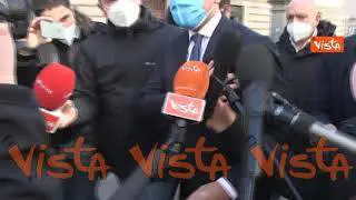 Di Maio entra alla Camera e non risponde su espulsioni, “Ridatemi Fraccaro” bloccato tra giornalisti