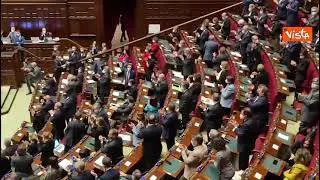 Standing ovation per Draghi dopo la replica alla Camera. Tutti in piedi tranne deputati di FdI