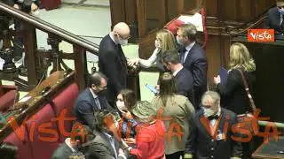 Meloni vota contro la fiducia a Draghi, il gruppo di FdI la applaude