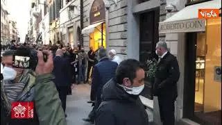 Il Papa saluta i fedeli dopo la visita ad Edith Bruck, sopravvissuta ad Auschwitz