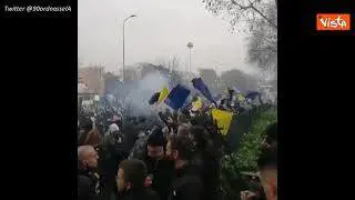 Tensioni e assembramenti dei tifosi fuori da San Siro per il derby Inter-Milan