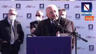 Covid, De Luca: "Vi siete divertiti sul lungomare? Bravi, così entriamo in zona rossa"