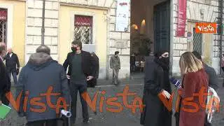 Sgarbi a Piazza Navona per annunciare la sua candidatura a sindaco di Roma