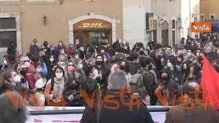 “Draghi dacci il reddito”. Il coro dei lavoratori dello spettacolo a Montecitorio