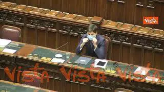 Speranza beve d’un fiato un bicchiere d’acqua dopo l’informativa alla Camera