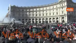 L’applauso all’uscita dei feretri di Attanasio e Iacovacci ai Funerali di Stato