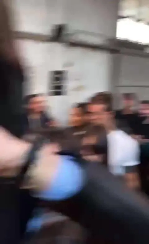 Balli senza mascherina nel locale di Milano