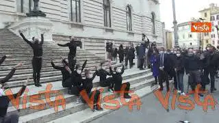 Flashmob di FdI per palestre e scuole danza. Ecco la coreografia in Piazza del Parlamento