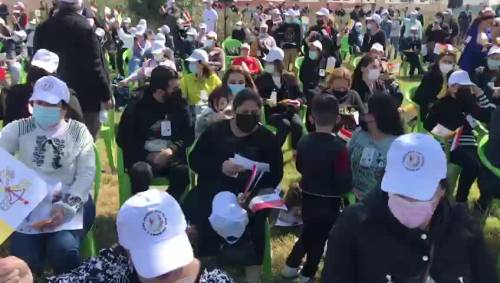 Gli iracheni in attesa: "Viva il Papa"
