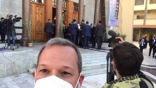 Il papa entra nella cattedrale di Nostra Signora del perpetuo soccorso