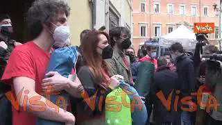 Le Sardine “occupano” la sede del Pd. Le immagini della protesta al Nazareno