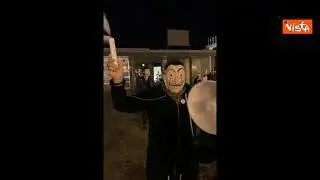 Con grido di "Libertà" e fumogeni davanti all'Ariston la protesta dei commercianti a Sanremo