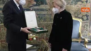 Mattarella consegna Onorificenza a Rosa Oliva, pioniera della carriera pubblica per le donne