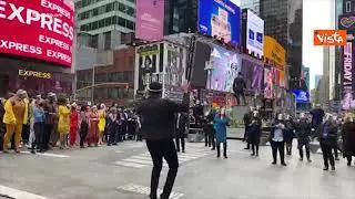 Un musical in strada a Times Square per gli artisti di Broadway a un anno dalla chiusura