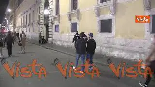 Via del Corso a Roma tra controlli e barriere anti-assembramento nell’ultimo weekend giallo