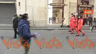 Via del Corso a Roma affollata nell’ultimo giorno di zona gialla per il Lazio