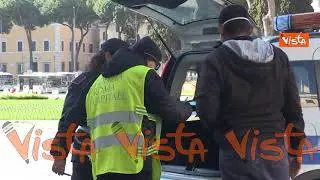 I controlli delle forze dell'ordine nel primo giorno di zona rossa a Roma