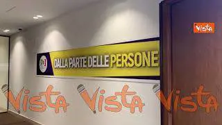 "Leggo, telefono, scrivo." Enrico Letta entra al Nazareno