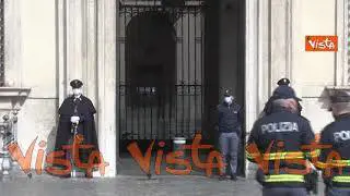 Le bandiere di Palazzo Chigi a mezz’asta nella giornata per le vittime del Covid-19