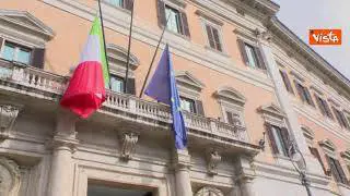 Commemorazione 18 marzo 2020, le bandiere a mezz'asta a Montecitorio per omaggiare vittime Covid