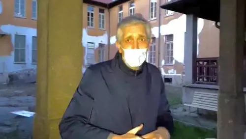 La denuncia: "L'ex scuola è un deposito di immondizia"