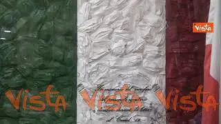 Sileri mostra l’opera il tricolore d'Italia fatta di mascherine e dedicata a medici e infermieri