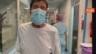 Gianni Morandi, ecco il video in ospedale dopo le ustioni: "Sono veramente fortunato"