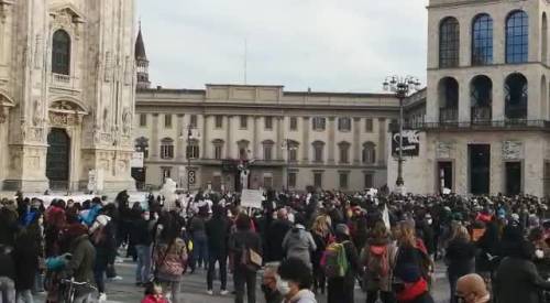 Assembramenti contro la Dad in piazza del Duomo a Milano 